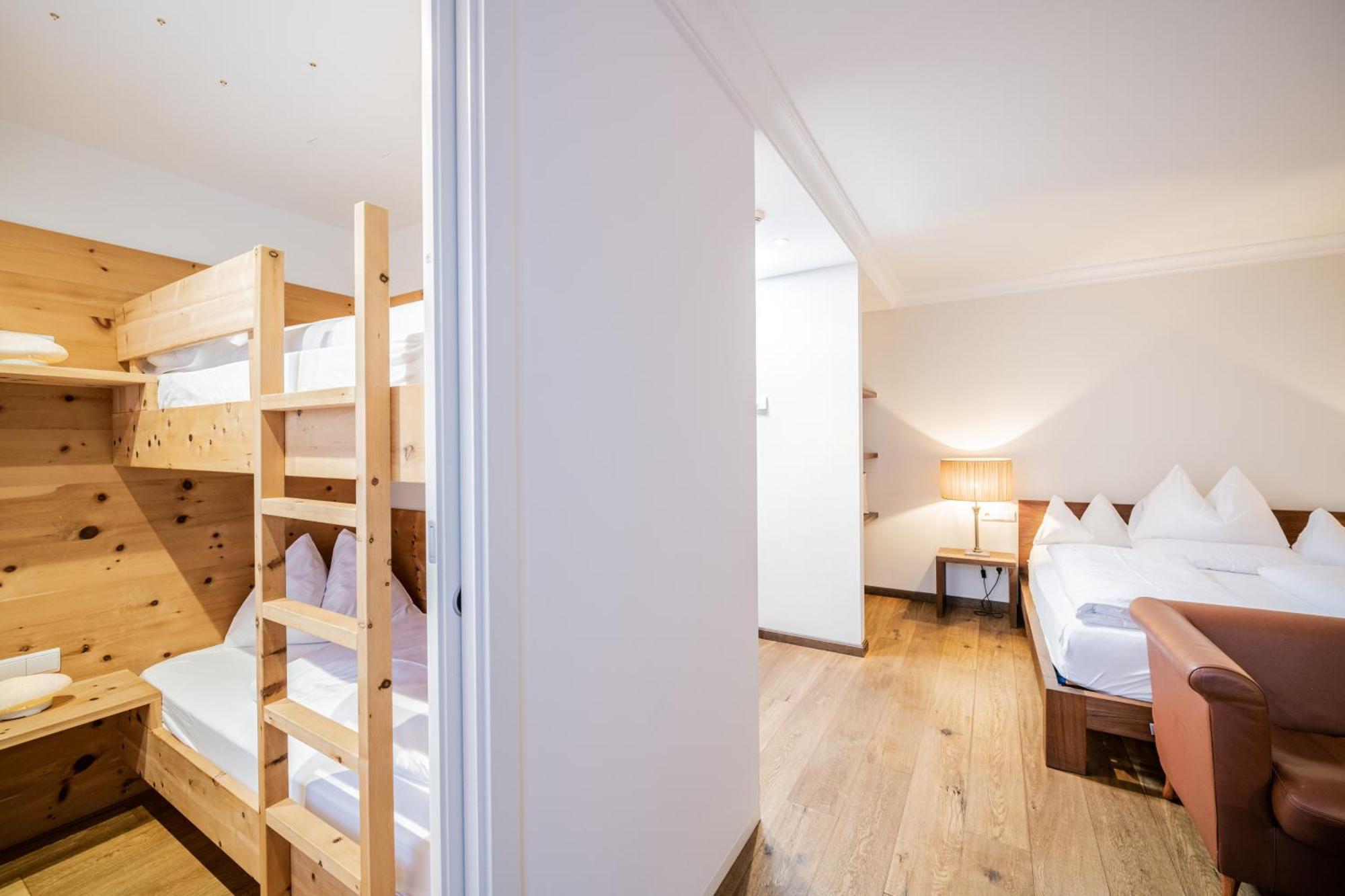 Hotel Fameli Olang Rum bild