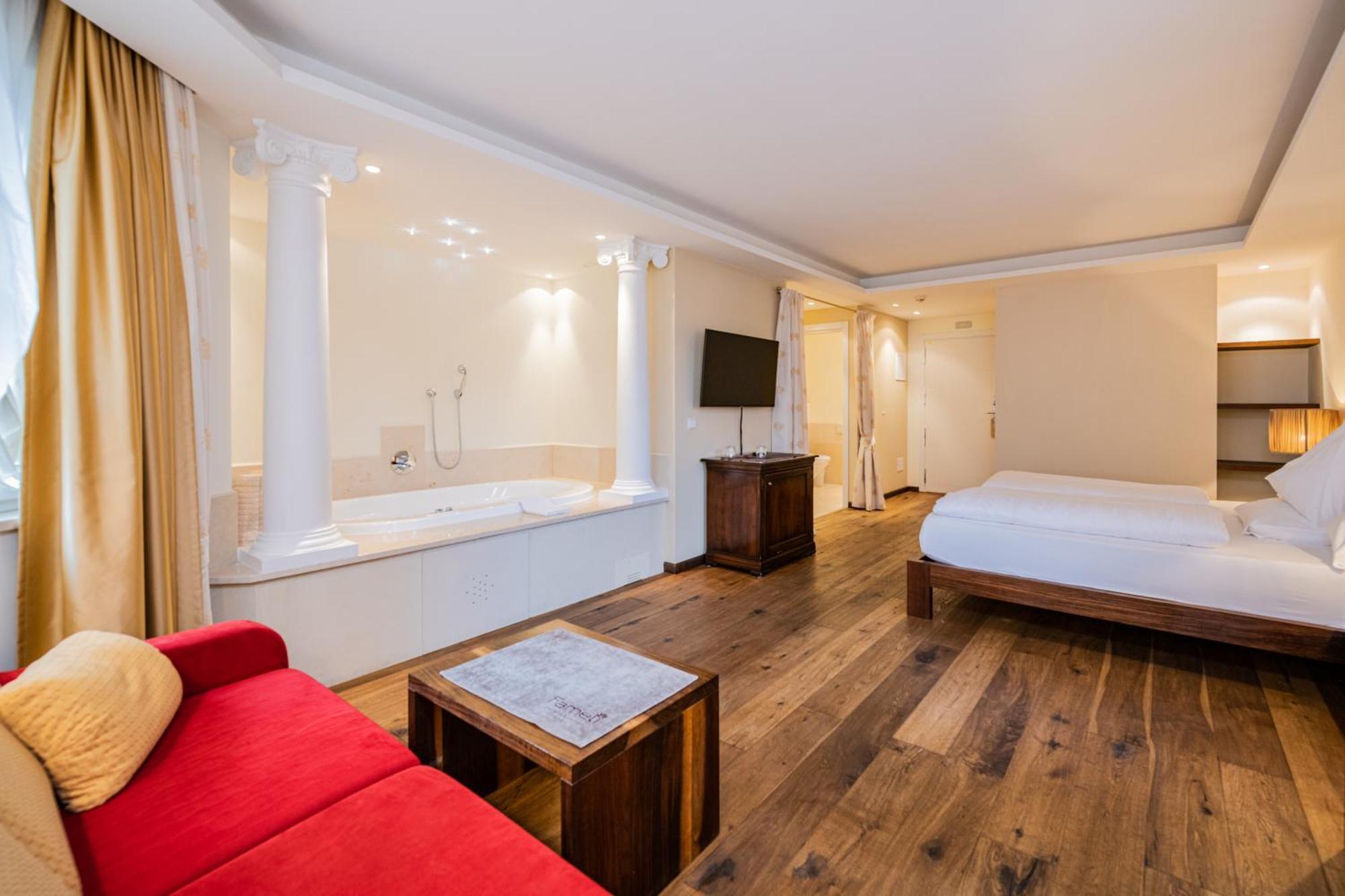 Hotel Fameli Olang Rum bild