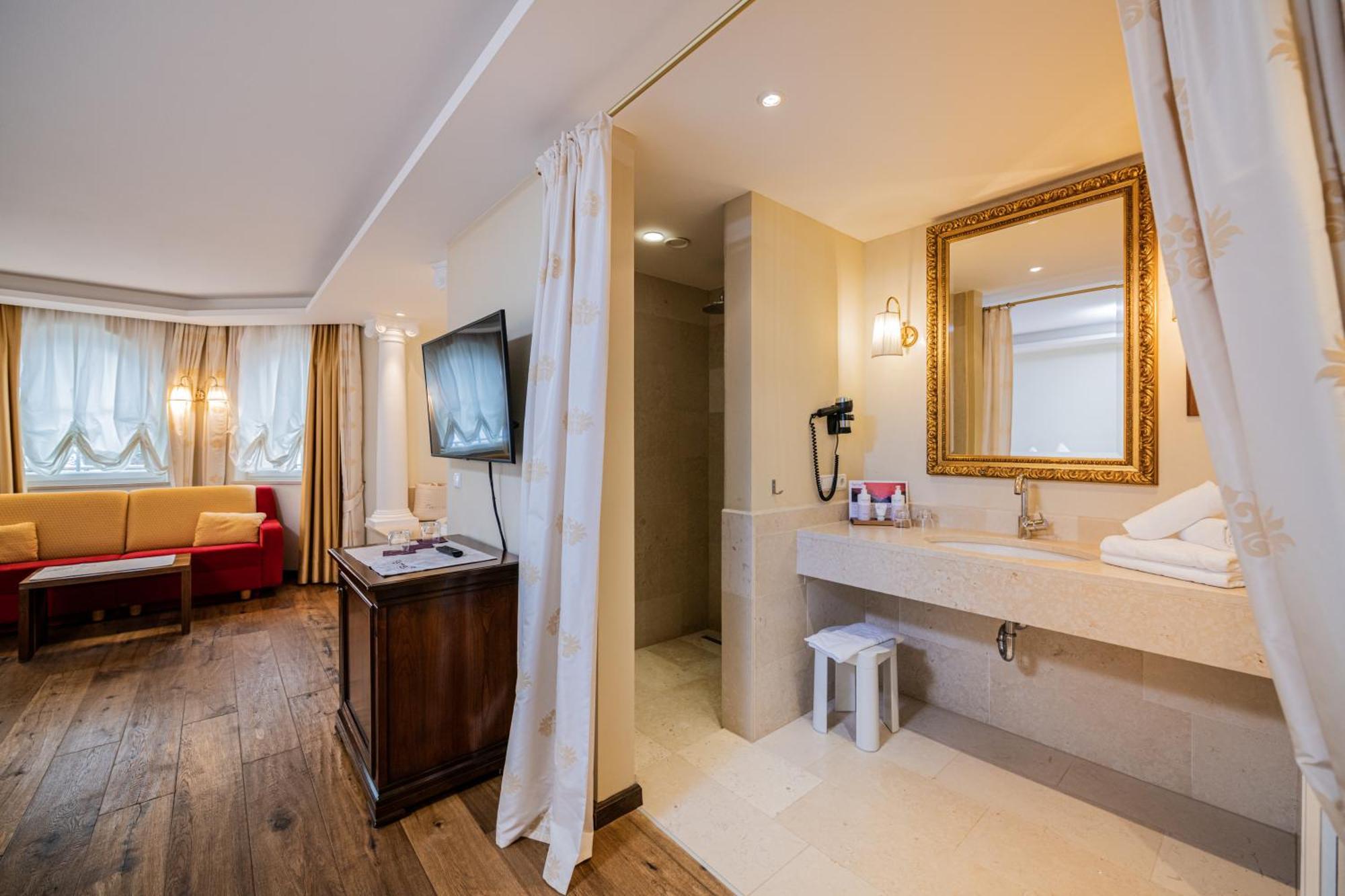 Hotel Fameli Olang Rum bild