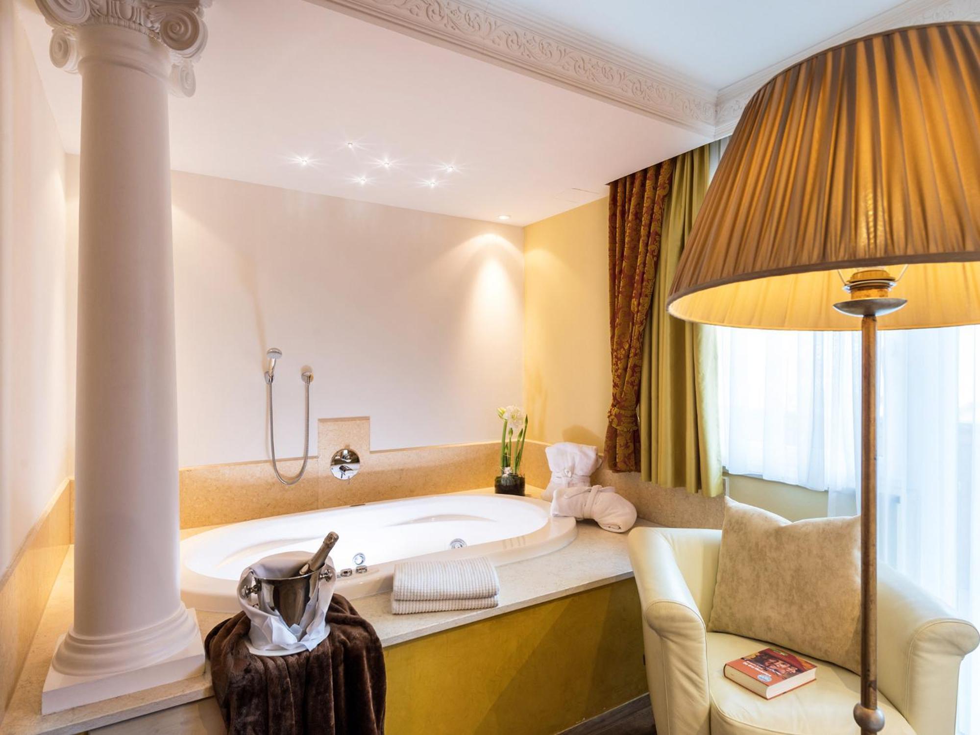 Hotel Fameli Olang Rum bild