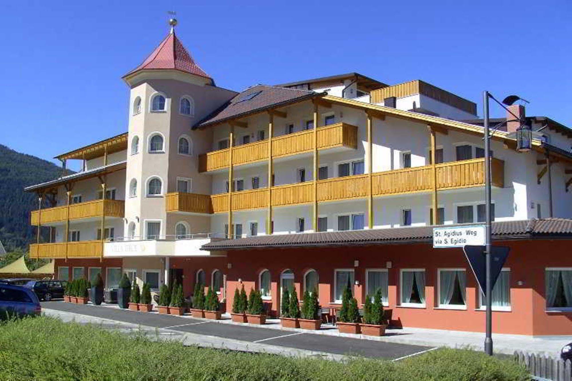 Hotel Fameli Olang Exteriör bild